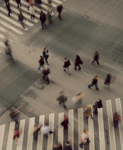 a photo of a busy urban crosswalk captur gg0r l zr6ifhlcozdvxgg tusutfeptvmy56nowbr10w
