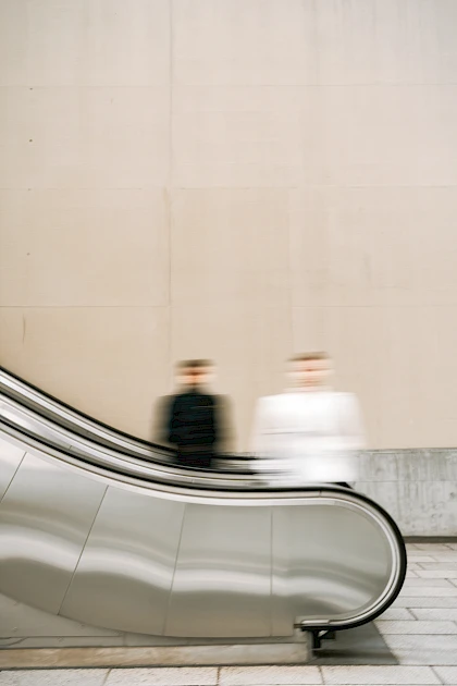 a photo of a modern architectural settin re  1spjt5c iwobw5bdxg uug ooo6qk2fzmfqmssiea